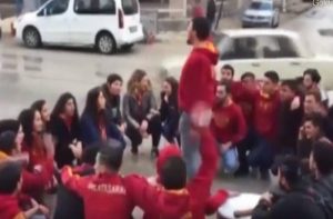 Σοκαριστικό βίντεο: Αυτοκίνητο παρέσυρε οπαδούς της Γαλατασαράι