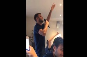 Τρελό γέλιο! Ο Ταχτσίδης «εκτελεί» τραγούδι του Βασίλη Καρρά! (video)