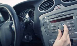 Γιατί όταν παρκάρεις χαμηλώνεις το ραδιόφωνο; Δες το λόγο!