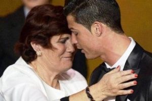 Πέρασαν χειροπέδες στη μάνα του Ρονάλντο