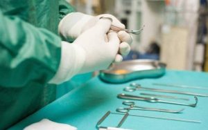 Μπήκε εσπευσμένα στο χειρουργείο – Δεν φαντάζεστε τι έβγαλαν οι γιατροί από το στομάχι του (photo)