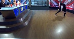 X Factor: Παίκτης «τρέλανε» την επιτροπή, τραγουδώντας με… μπουκάλι (video)