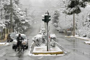 Καιρός: Πολικό ψύχος και χιόνια σε όλη την Ελλάδα με εμμονή έως τα Φώτα… (Video)