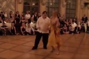 Ενας… τρελός χορός ανάμεσα σε ένα τέλειο ζευγάρι (video)