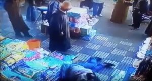 Χούφτωσε γυναίκα και εκείνη τον ξάπλωσε στο έδαφος (video)