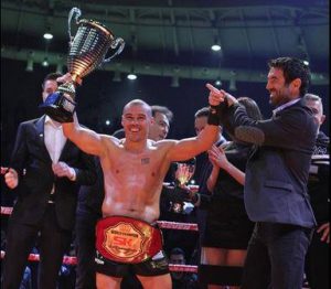 Iron Mike και ο τίτλος έμεινε στην Ελλάδα: Έτσι έβγαλε νοκ-άουτ τον Τούρκο!