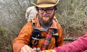 Διχάζει το Ίντερνετ: Μπορείς να βρεις τον «αόρατο» άνθρωπο στη φωτογραφία;