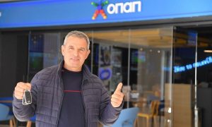 Βόλτες με το νέο του αυτοκίνητο κάνει ο μεγάλος νικητής του MundoBall από το Πάμε Στοίχημα