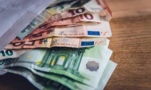Οικονομικό πακέτο 2023: Τι αλλάζει σε μισθούς, συντάξεις, φόρους (vid)