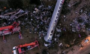 Τραγωδία στα Τέμπη: Ωρες αγωνίας για τους συγγενείς των θυμάτων (vid)