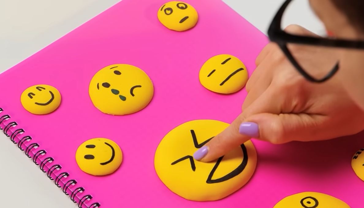 DIY: Απίθανες κατασκευές για τετράδια και θήκες κινητών