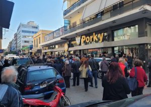 Ελάχιστος κόσμος στις περιοδείες Τσίπρα