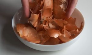 Πασχαλινά αυγά με σχέδια! Μην πετάτε τα φύλλα απ’ τα κρεμμύδια…