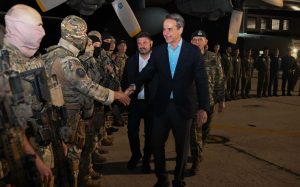 Μητσοτάκης σε Φλώρο για αποστολή στο Χαρτούμ: «Αρχηγέ μπορείς;»