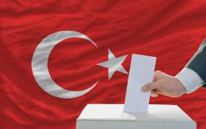 Εκλογικό θρίλερ και καταγγελίες νοθείας στην Τουρκία