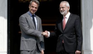Παρέδωσε την πρωθυπουργία ο Μητσοτάκης στον Σαρμά