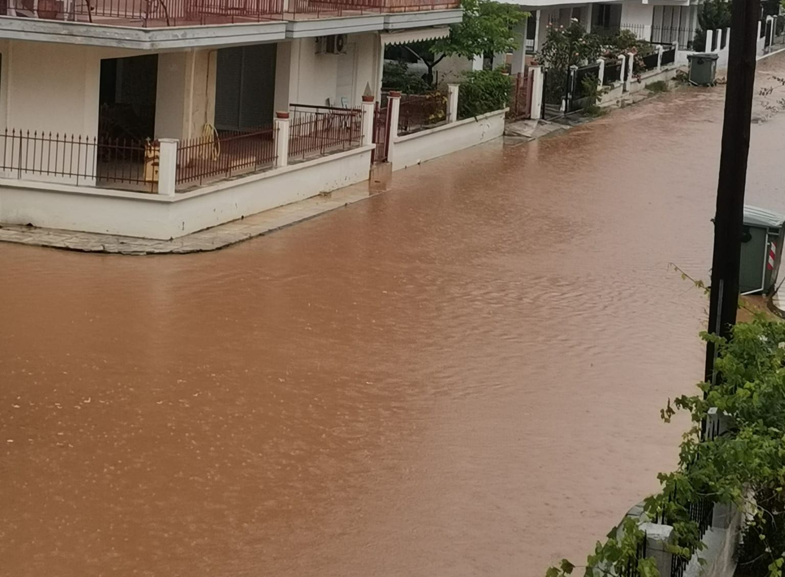 Δραματική στιγμή: Οδηγός εγκλωβίζεται σε ρέμα και ζητά βοήθεια (Vid)