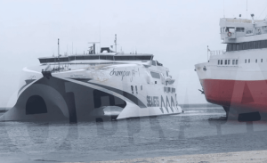 Σύγκρουση 2 επιβατηγών πλοίων στο λιμάνι της Τήνου