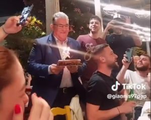 Ο Κουτσούμπας έκανε έκπληξη σε 26χρονο που είχε γενέθλια