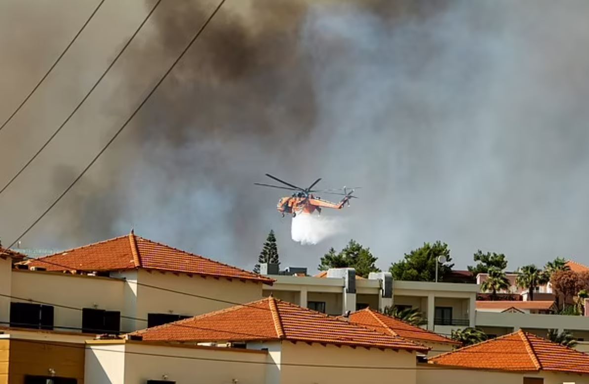 «Ζήσαμε την κόλαση»! Πρώτο θέμα στη Βρετανία η φωτιά στη Ρόδο