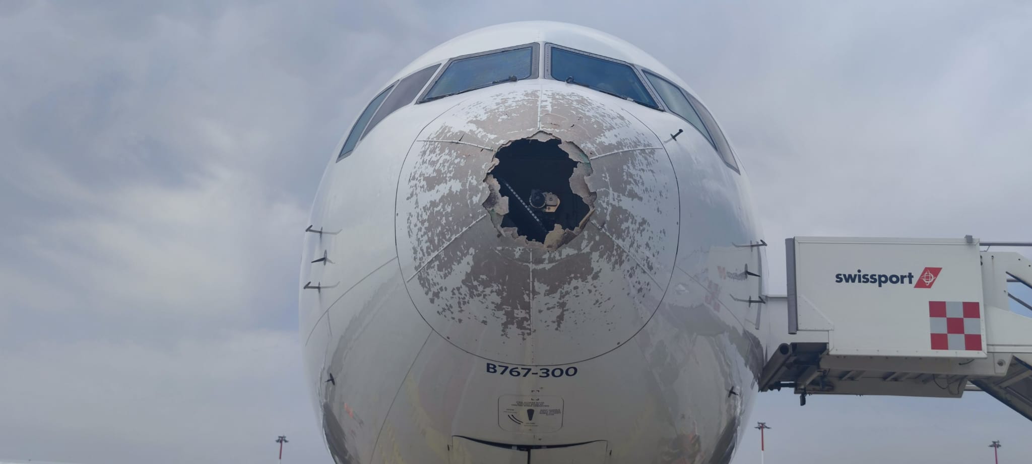 Χαλάζι τρύπησε τεράστιο Boeing