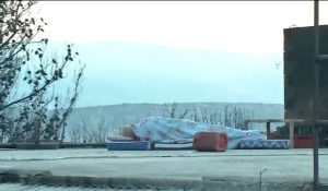 Μάνδρα – Συγκλονιστικό: Κοιμάται στην ταράτσα του καμένου σπιτιού του