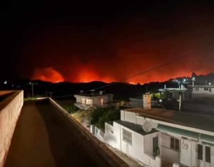 Φωτιά τώρα: Εκκενώθηκε το χωριό Λάερμα στη Ρόδο