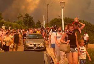 Φωτιά Ρόδος: Πρώτο θέμα στα βρετανικά ΜΜΕ η εκκένωση