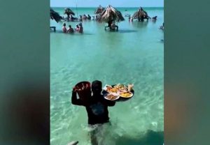 Από πού… ήρθε στην Ελλάδα το service στη θάλασσα (vid)