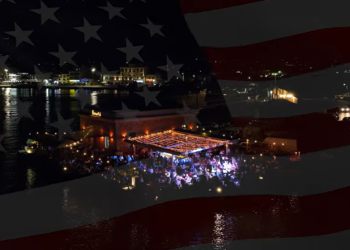 Υπερθέαμα πυροτεχνημάτων στο λιμάνι της Χίου