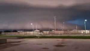 Απόκοσμες εικόνες! Υπέρ καταιγίδα χτυπά τη Βερόνα (vid)