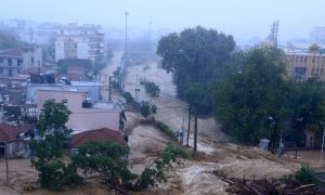 Κακοκαιρία: Ολονύχτια μάχη για να μην πλημμυρίσει η Καρδίτσα (vid)