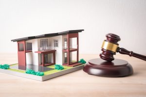 Πλειστηριασμοί ακινήτων: Αναστέλλονται για έξι μήνες – Ποιους αφορά