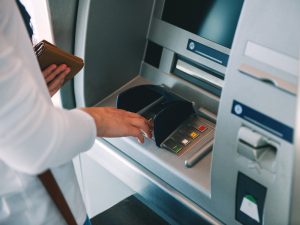 Επιτόκια: Φρένο στις αυξήσεις βάζουν οι τράπεζες