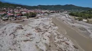Μουζάκι: Το γυμναστήριο του χωριού παρασύρθηκε απ’ την πλημμύρα (vid)