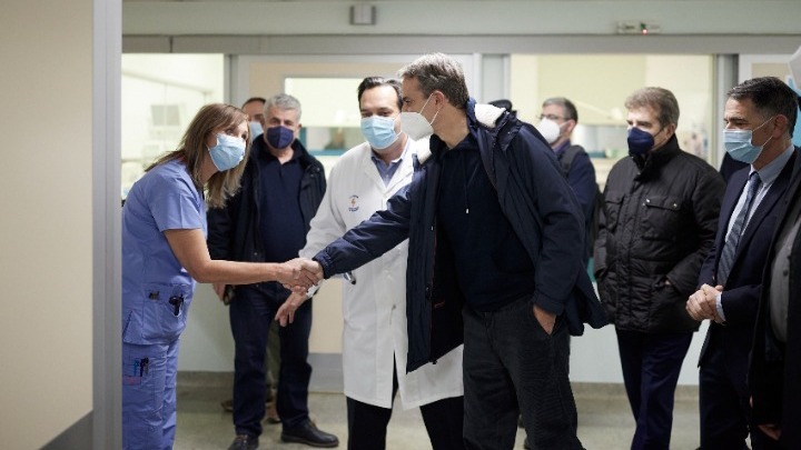 Στη Μονάδα Αυξημένης Φροντίδας του νοσοκομείου «Αττικόν» ο Μητσοτάκης