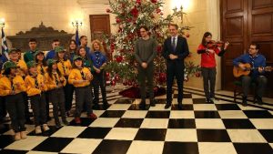 Οι πρόσκοποι είπαν τα κάλαντα στον Μητσοτάκη