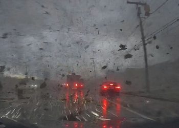 Κατέγραψε οδηγώντας την πορεία… τυφώνα (vid)