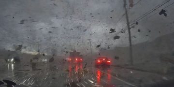 Κατέγραψε οδηγώντας την πορεία… τυφώνα (vid)