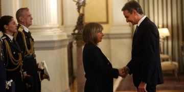 Ορκίζονται και αναλαμβάνουν καθήκοντα οι νέοι υπουργοί