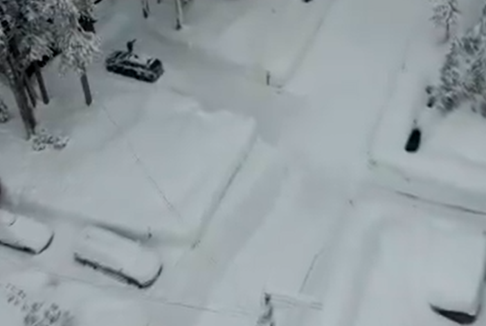Αδιανόητη χιονόπτωση! Το χιόνι σκέπασε αυτοκίνητα (vid)