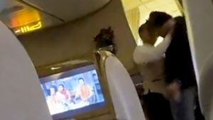 Τρόμος στον αέρα! Μεθυσμένος επιβάτης έριξε κουτουλιά σε αεροσυνοδό (vid)