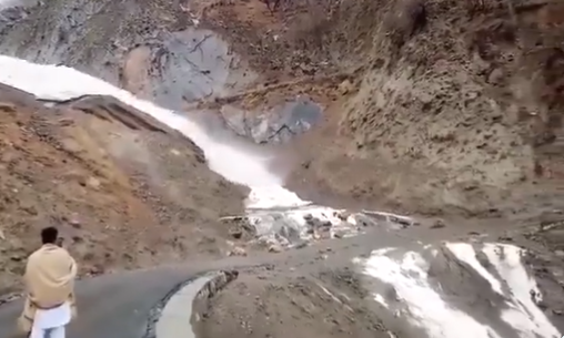 Χάζευαν τη χιονοστιβάδα... Στάθηκαν τυχεροί (vid)