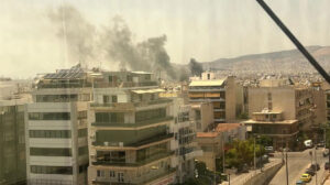 Έπιασε φωτιά κτήριο στο Μοσχάτο