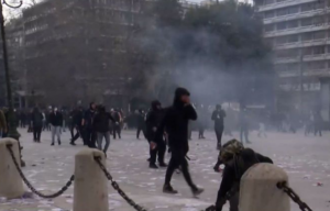 Κουκουλοφόροι αμαύρωσαν την μεγαλειώδη διαδήλωση στο Σύνταγμα (vid)