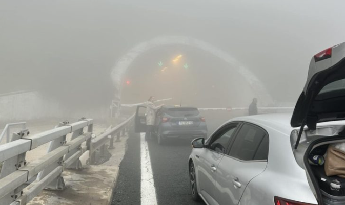 Τραγωδία στα διόδια Πολυμύλου! Δύο νεκροί, λαμπάδιασε φορτηγό (Vid)