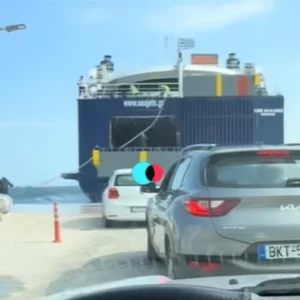 Εικόνα που σοκάρει! Εσπασε ο κάβος πλοίου στο λιμάνι της Αλοννήσου (vid)