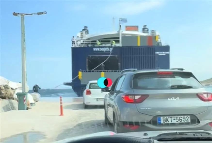Εικόνα που σοκάρει! Εσπασε ο κάβος πλοίου στο λιμάνι της Αλοννήσου (vid)