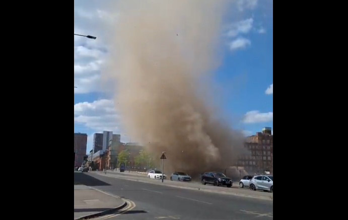 Εντυπωσιακό Dust Devil στο Μάντσεστερ. Το Βίντεο που Έγινε Viral