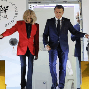 Σάλος με Μακρόν και Μπριζίτ. Η χειρονομία και η αμήχανη αντίδραση (Vid)